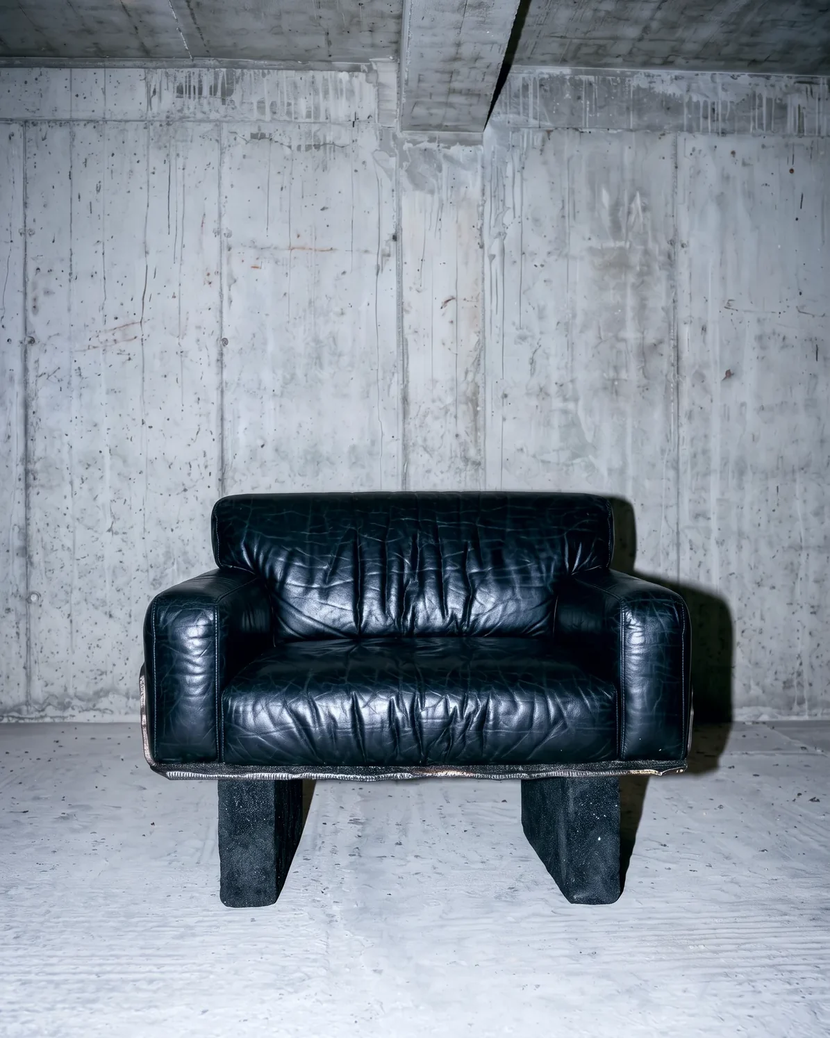 Ustio Armchair, front view, by Paul Hardy