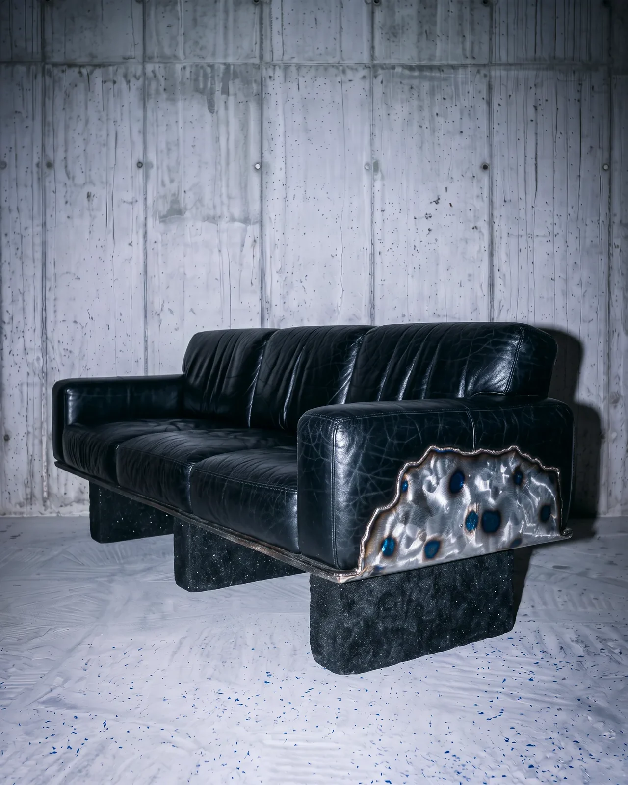 Ustio Sofa, three-quarter view, by Paul Hardy