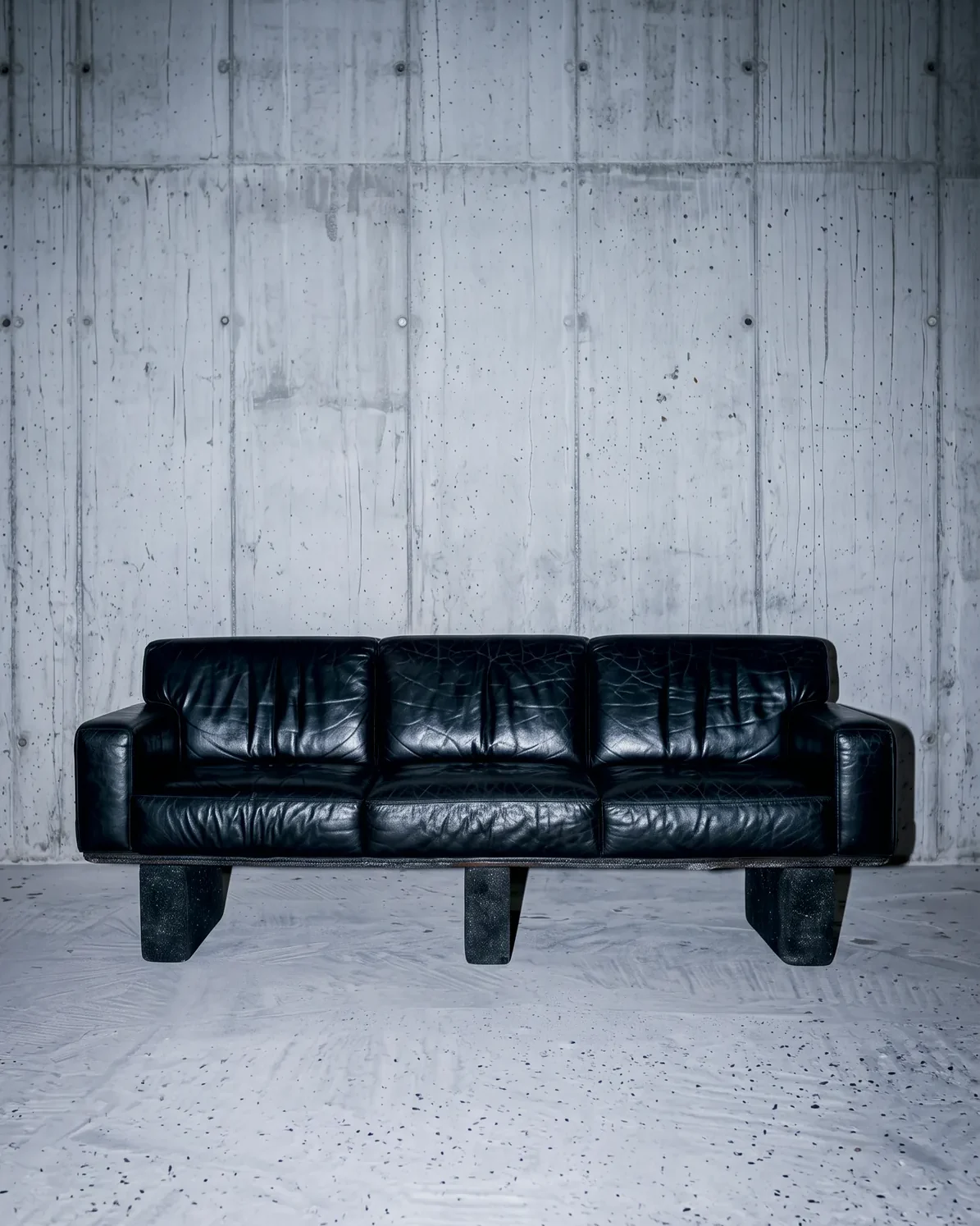Ustio Sofa, front view, by Paul Hardy