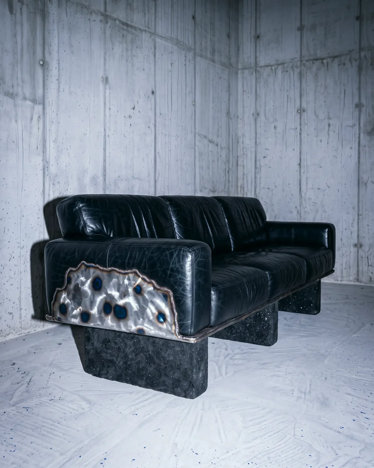 Ustio Sofa, three-quarter view from the left, by Paul Hardy